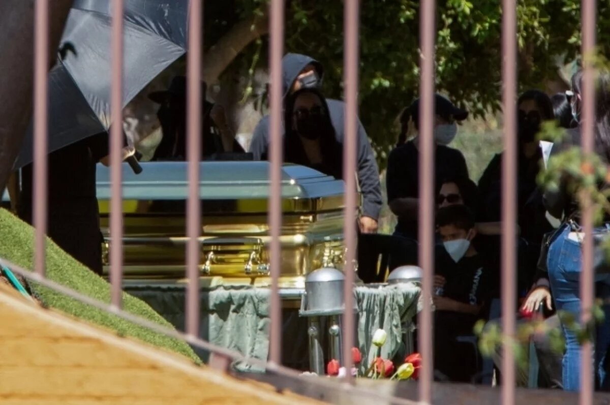    Ликвидированного в Мексике наркобарона Эль Менчо похоронили в золотом гробу