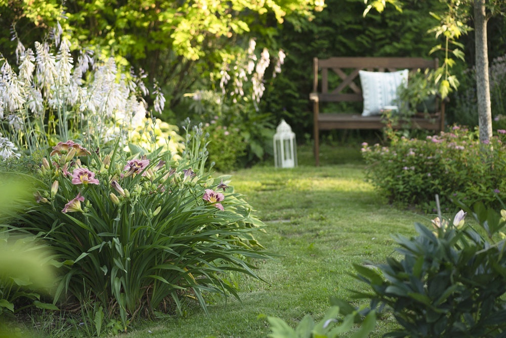    Небольшой участок: ограниченное пространство, близость соседей, невозможность крупных построек и высоких деревьев. / Фото: iStock