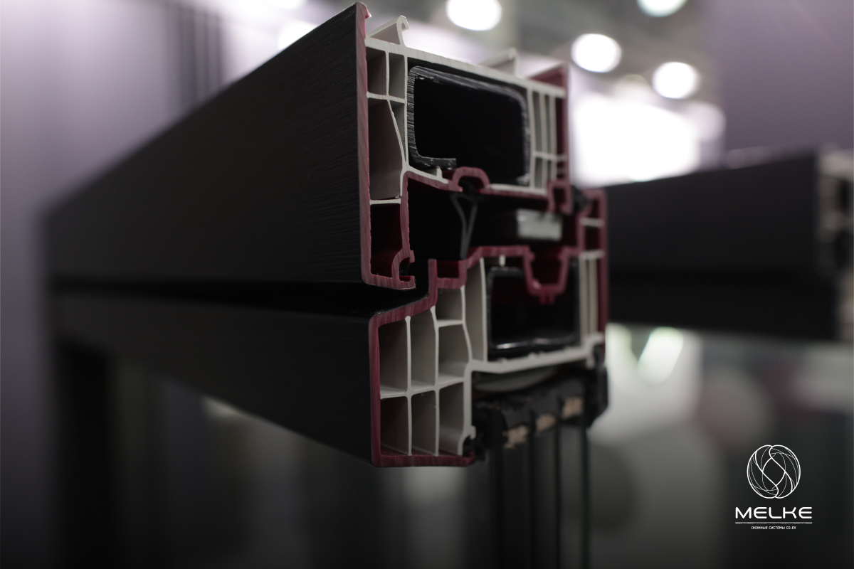 Оконная система Melke Centum — семикамерная 100-мм створка, шестикамерная 80-мм рама, три контура уплотнения и стеклопакет 50 мм обеспечивают максимальную теплоизоляцию и герметичность. Эта оконная технология признана «Лучшей оконной технологией» по версии MosBuild.