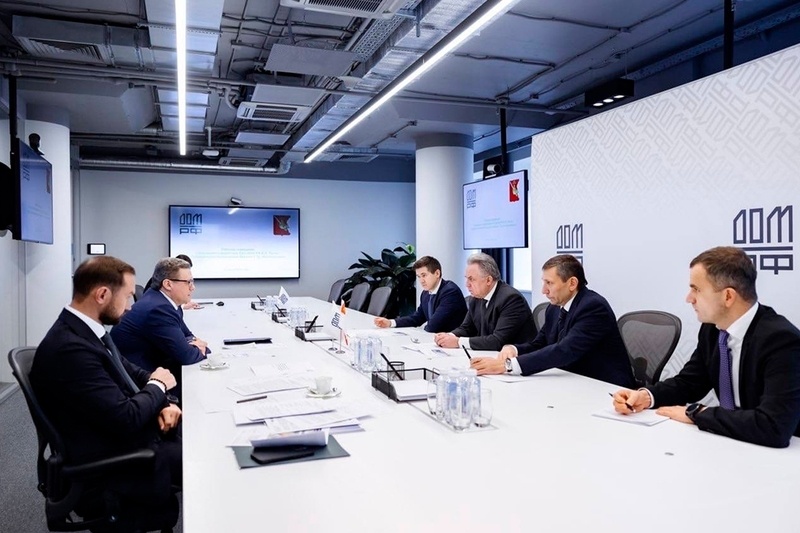    Губернатор встетился с генеральным директором "Дом.рф" Виталием Мутко.