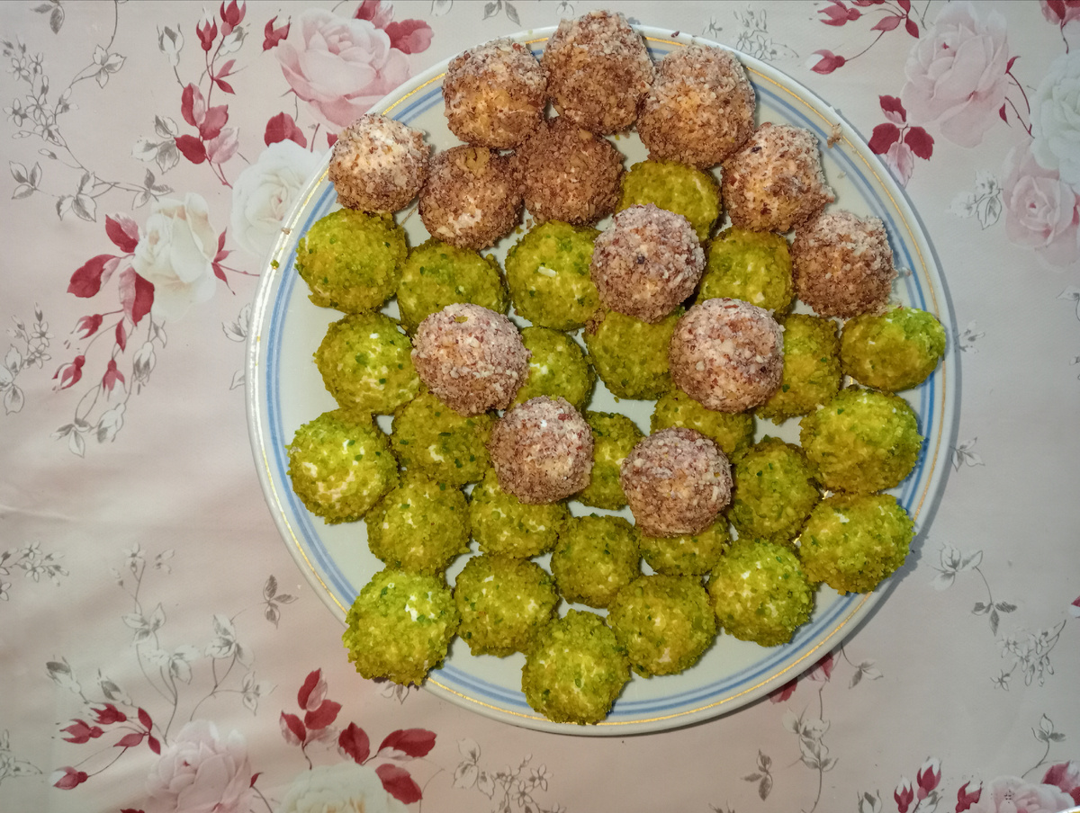 Сырные шарики с виноградом, верхний слой фисташки и Пекан, фото авторов