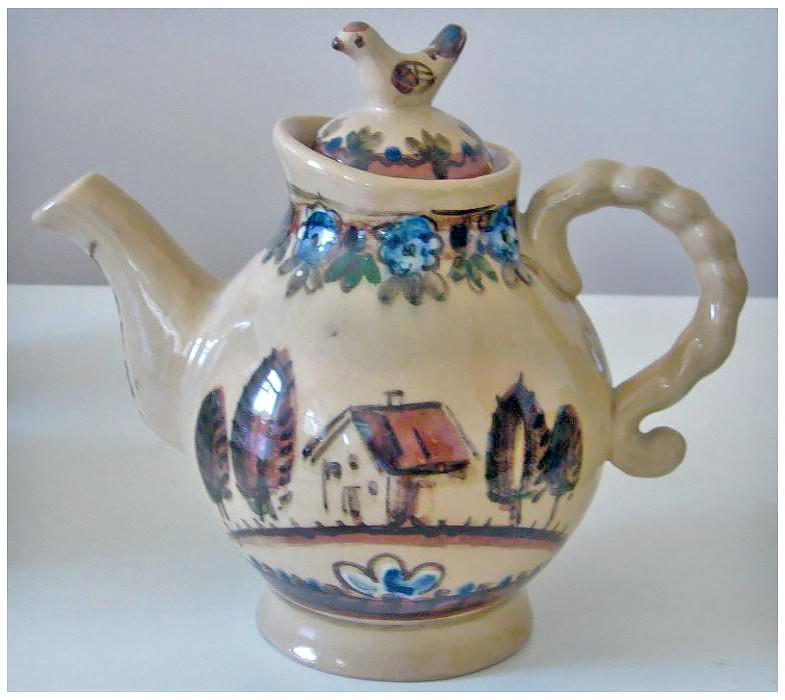 Чайник с крышкой, автор Квитницкая Н. Б., керамика, 1980-е. Источник: goskatalog.ru, из собрания Раменского историко-художественного музея. 