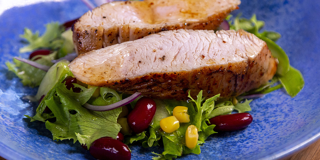 Индейка с овощным салатом