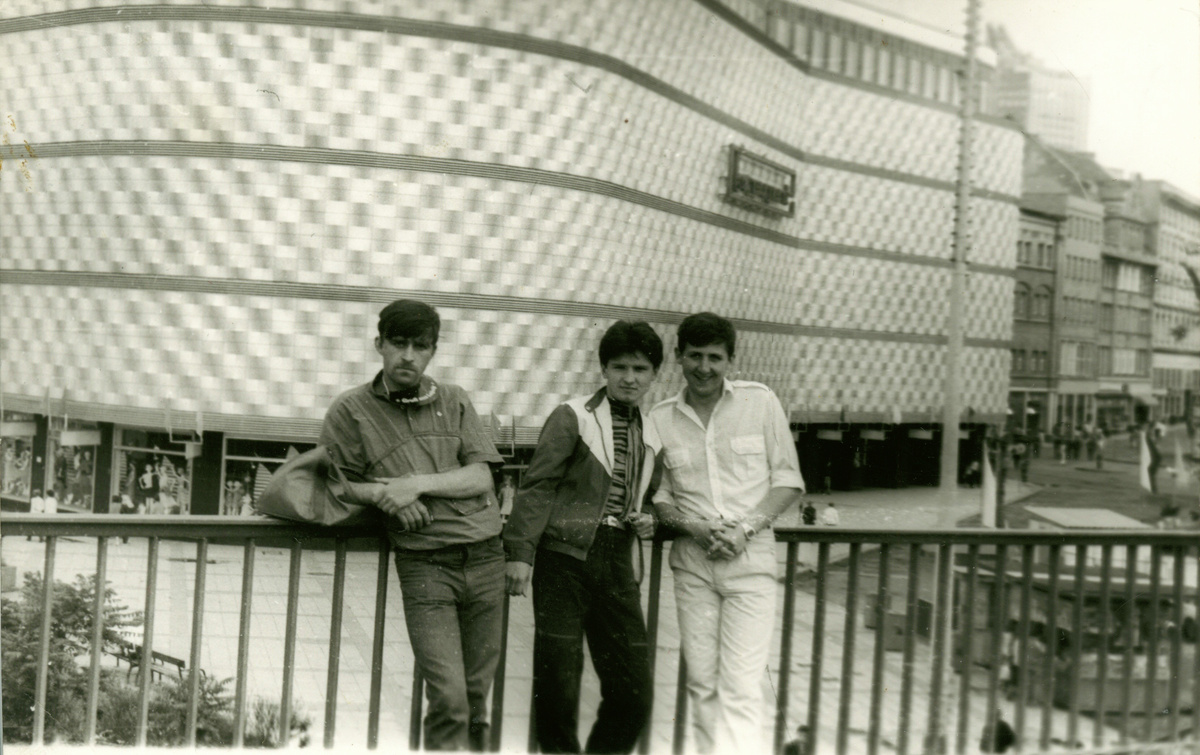 Лепйциг, 1985 год. Как молоды мы были! Кто мог знать, что аварец Адам Алиев погибнет через пять лет в бандитских войнах? А коренной москвич Сергей Клейнос станет одним из ведущих специалистов энергоснабжения столицы нашей необъятной Родины...