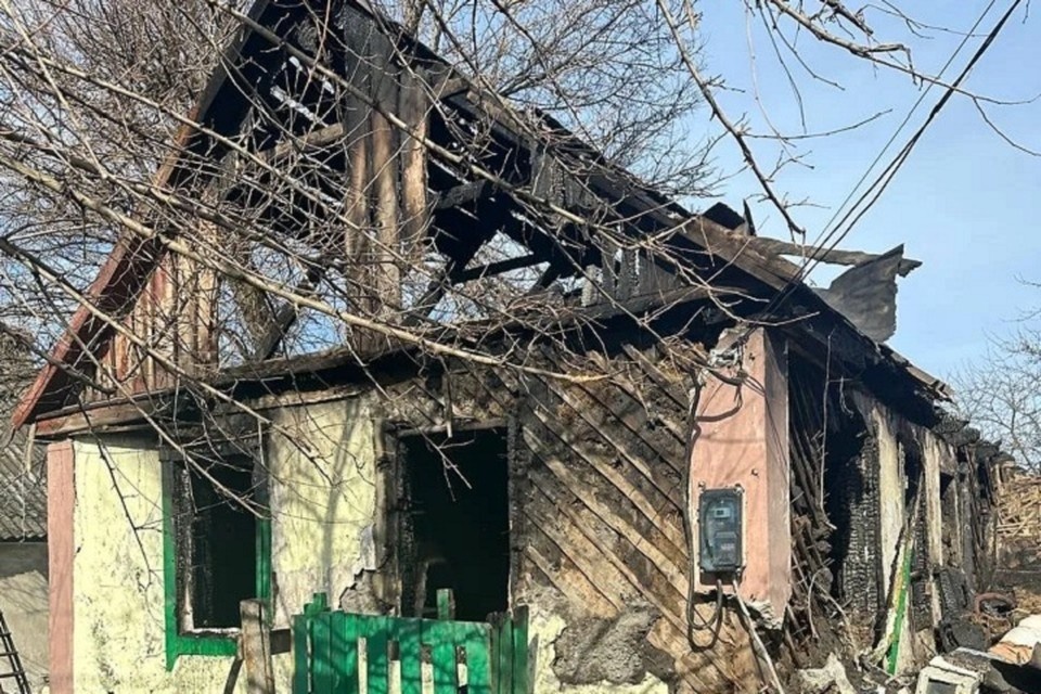    Специалисты СК уже осмотрели место происшествия и назначили комплекс необходимых экспертиз для установления точных причин возгорания и всех обстоятельств трагедии. Фото: Следком ДНР