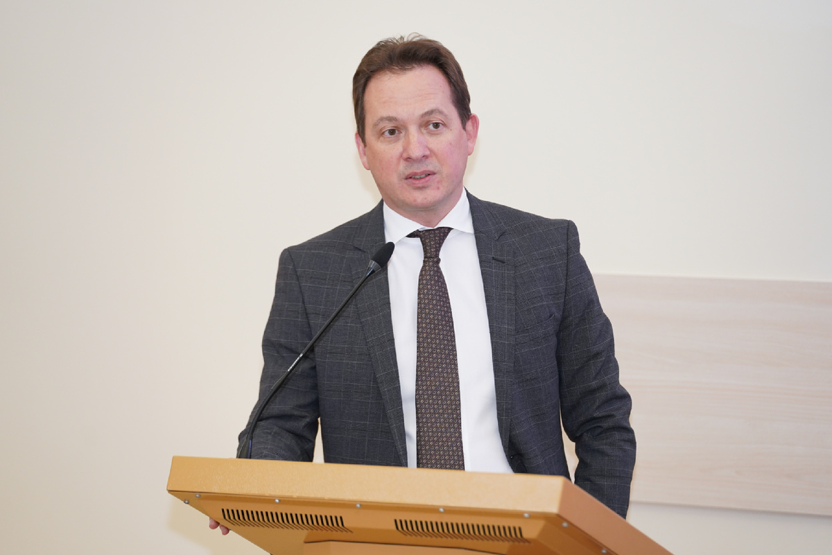 Шпоть Евгений Валерьевич, заместитель директора по научной работе, профессор НИИ урологии и репродуктивного здоровья человека Первого МГМУ им. И.М. Сеченова. Руководитель роботического центра. Врач уролог, онкоуролог