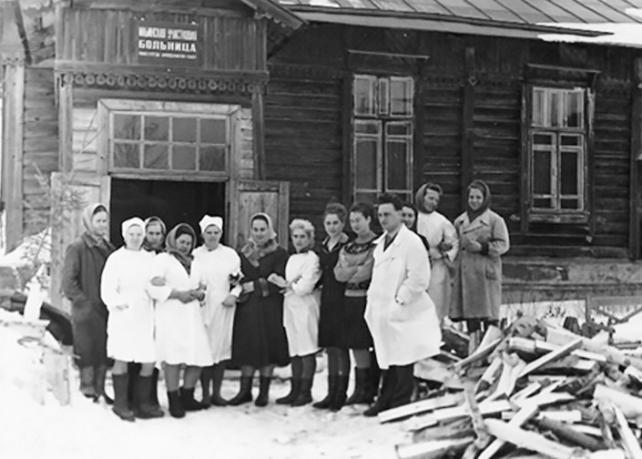 Ю. Б. Белоусов с сотрудниками Ильинской больницы, фотография предоставлена Д.Ю. Белоусовым
