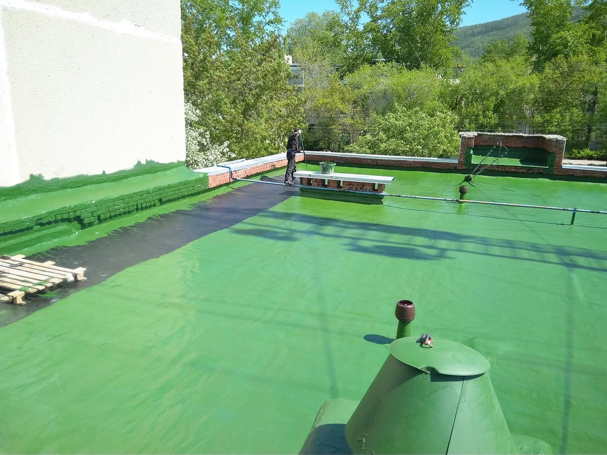 На фотографиях кровля после и до ремонта