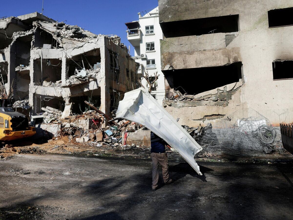    Последствия иранского ракетного удара в Тель-Авиве, Израиль | © REUTERS / Ronen Zvulun