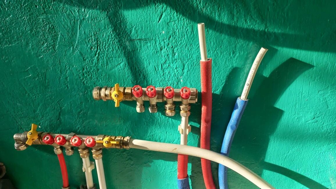 Котельная. Нижний коллектор — это холодная вода, верхний — горячая. Две трубы торчат: они пойдут на батарею в ванную первого этажа. Второй этаж сейчас отапливается тёплым полом. Первый этаж тоже будет тёплый пол, но решили добавить батареи — об этом я недавно писала на своём канале, статья есть в подборке. Трубы отопления также будут из металлопластика.