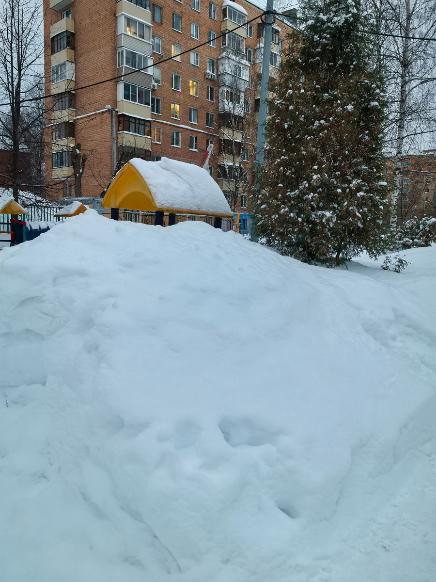 Сугробы выше человеческого роста