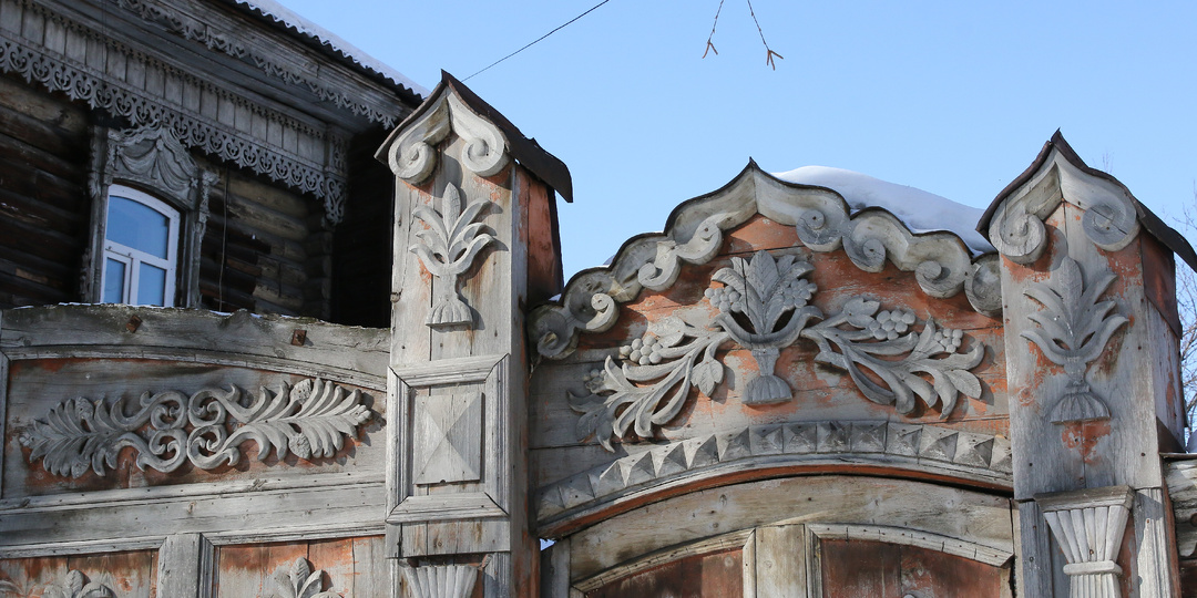 Ворота эпохи: история стражей времени в тихом томском дворе