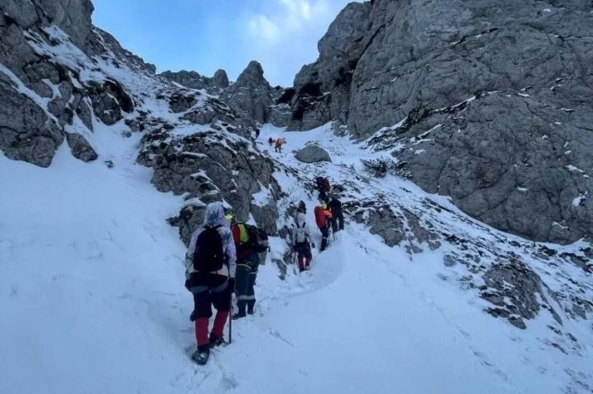    Пятерых туристов сняли с обледенелого склона в Холодном кулуаре в Крыму