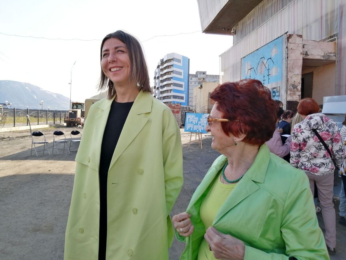 Автор представляет выставку "Вышивка по-живому"