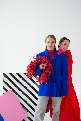 Между Юлями нет соперничества, даже интересы по жизни разные, но всё, что касается дизайна и искусства, сходится. Они ничего не делят, а объединяет их любовь к своему делу. Фото из личного архива дизайнеров