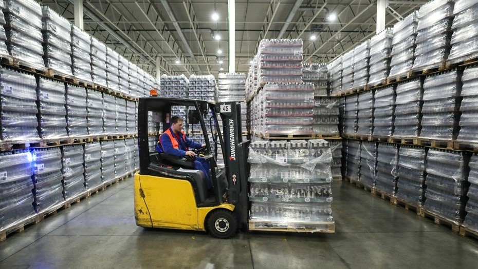 Автор фото: ТАСС. Спиртные напитки маркируют на специальных складах.