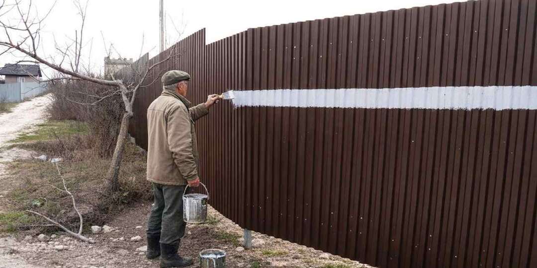 Зачем мой сосед по даче рисует белую полосу на новом заборе. Теперь тоже так делаю