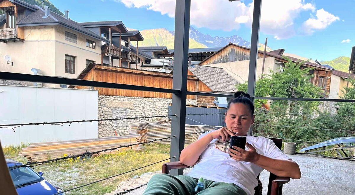 На крыльце гестхауса в Местии, Сванетия, Грузия