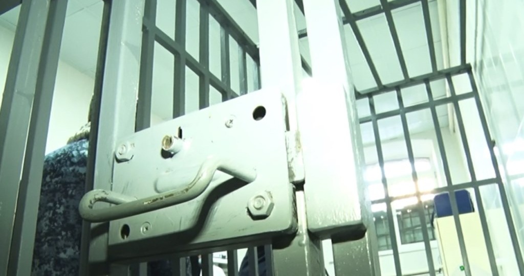 Почему только учителя и врачи? Штраф за оскорбление - 15 000 рублей или арест на 15 суток