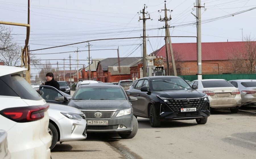    Машины у дома семьи Умара Джабраилова в селе Новые Атаги / Источник: © Елена Афонина/РИА Новости