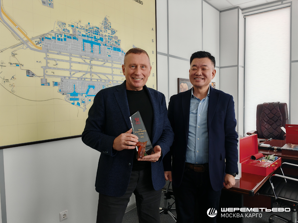 Генеральный директор ООО "Москва Карго" Владимир Федоренко и Генеральный директор московского представительства Hainan Airlines Джан Те