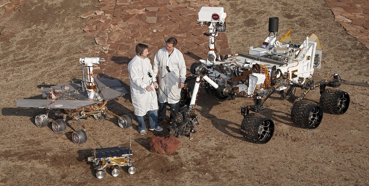    Наземные испытания прототипа ровера Curiosity («любопытство»).