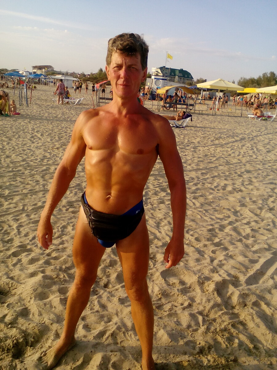 Некоторые пишут - дохлик, дрищ. Но мне хватает. Для меня мускулы не главное. Главное - здоровье и долголетие. На втором месте - сила, ловкость, выносливость, гибкость и скорость. И только на третьем - красота фигуры. Насчёт долголетия узнаю только в момент смерти, но на всё остальное пока не жалуюсь.