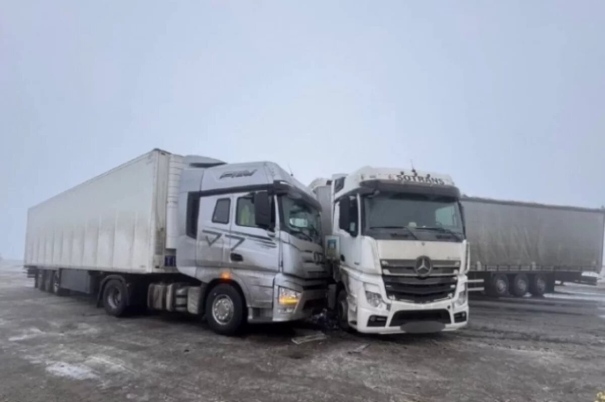    На трассе М-5 под Тольятти столкнулись три фуры