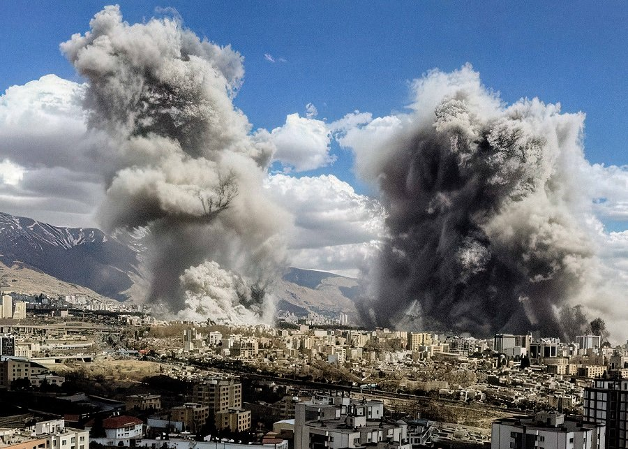 Дым поднимается после взрыва в Тегеране - Фото: SalamPix/Abaca/Sipa USA/ТАСС