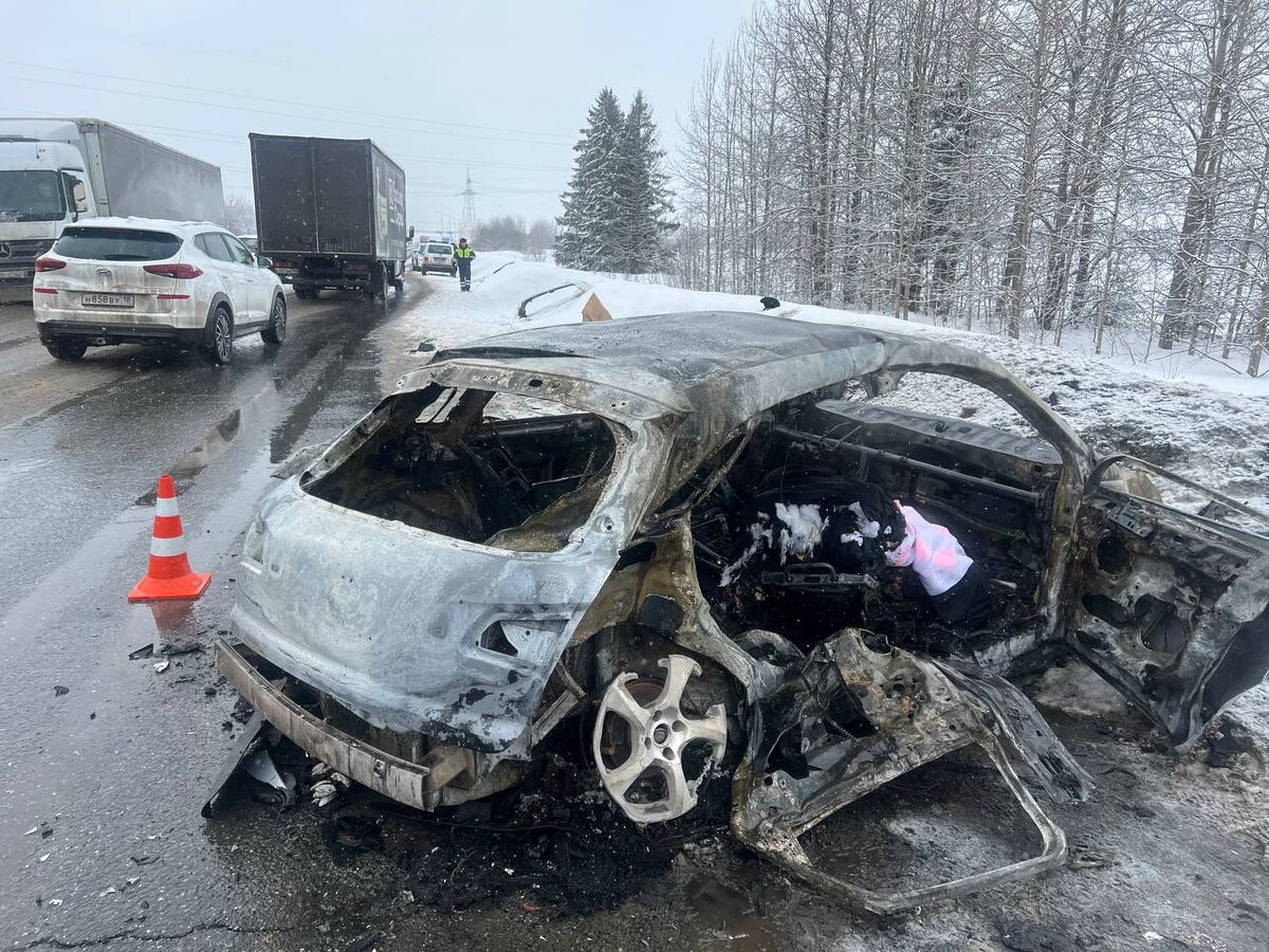    Машина сгорела после ДТП в Удмуртии, погиб один и пострадали два человека