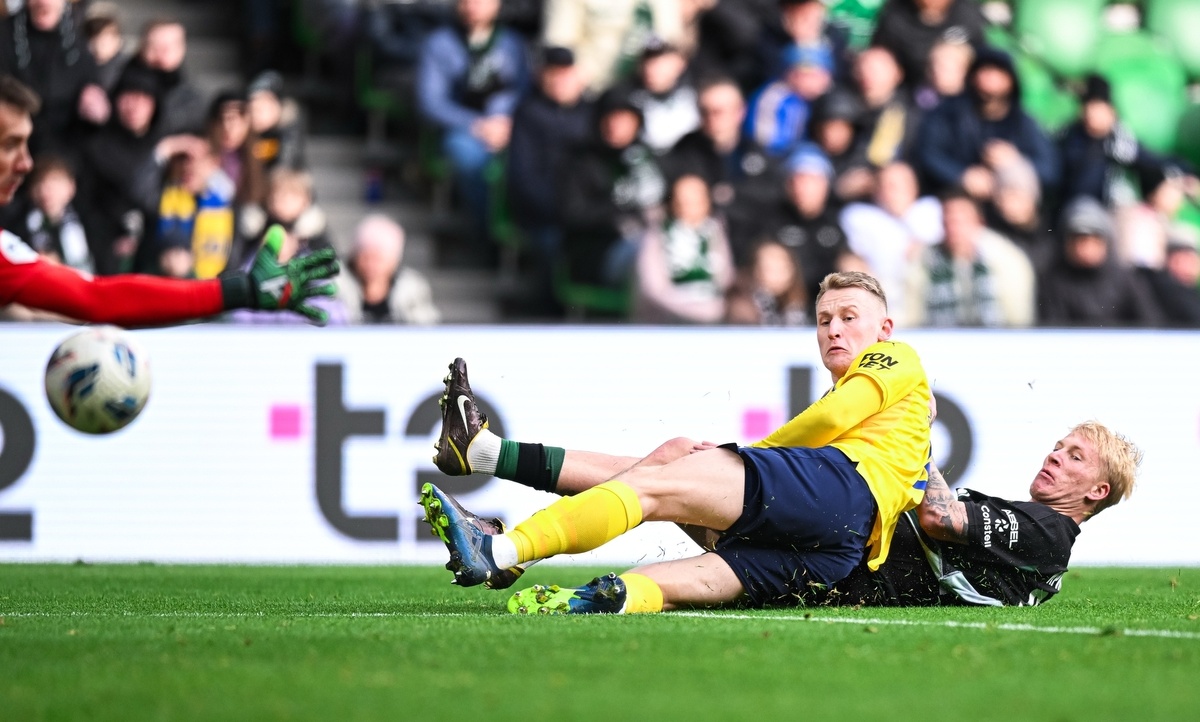 Краснодарец Никита Кривцов (справа) забивает победный гол в ворота «Ростова». Фото из архива ФК «Краснодара».