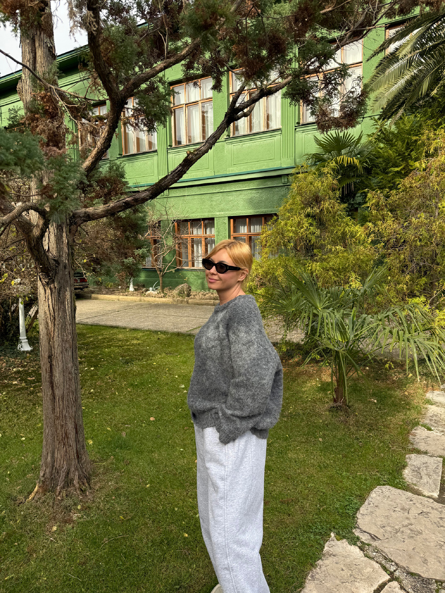 Всем привет! Меня зовут Елена, и я автор этого блога) Я веду его больше 6 лет. С каждым днем в Дзене все меньше авторских каналов, все заполонили нейротексты. Поэтому обязательно ставьте лайк в конце и делитесь мнением, чтобы поддержать блоги, где есть живые люди и настоящие эмоции, а не выдуманные факты.