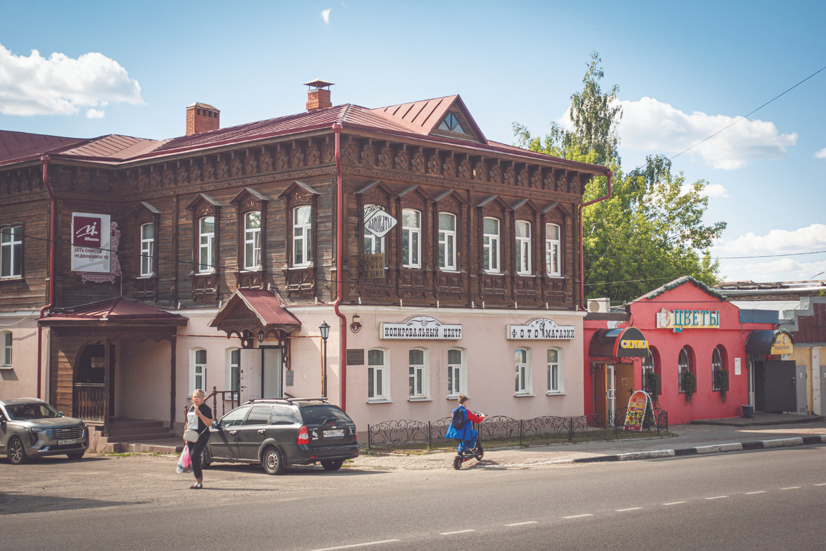 Именно небольшие жилые дома составляют основу исторической ткани большинства старинных городов России