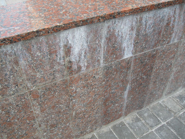 Высолы на каменном фасаде