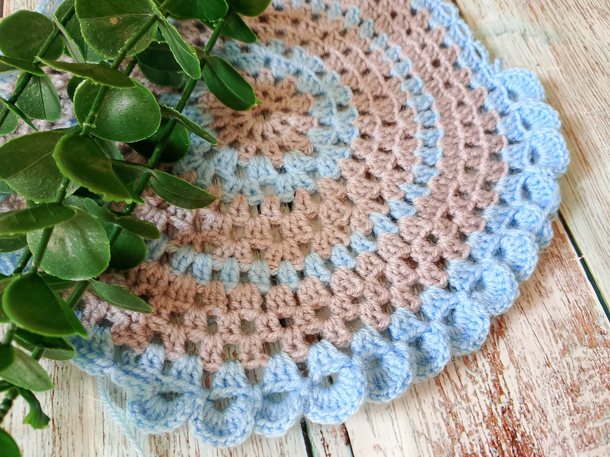 Почти готовая работа. Осталась обвязка по краю салфетки.