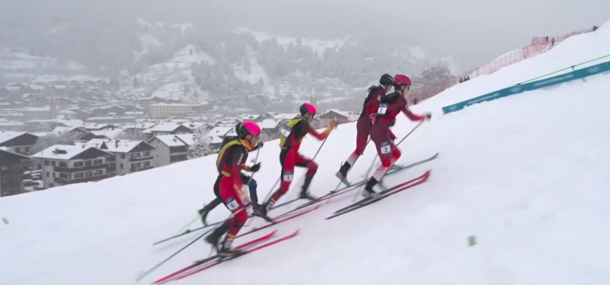 Крутой спринторских подъем требует, спортсмены бегут на скорость. Кадр из трансляции "Окко Спорт"