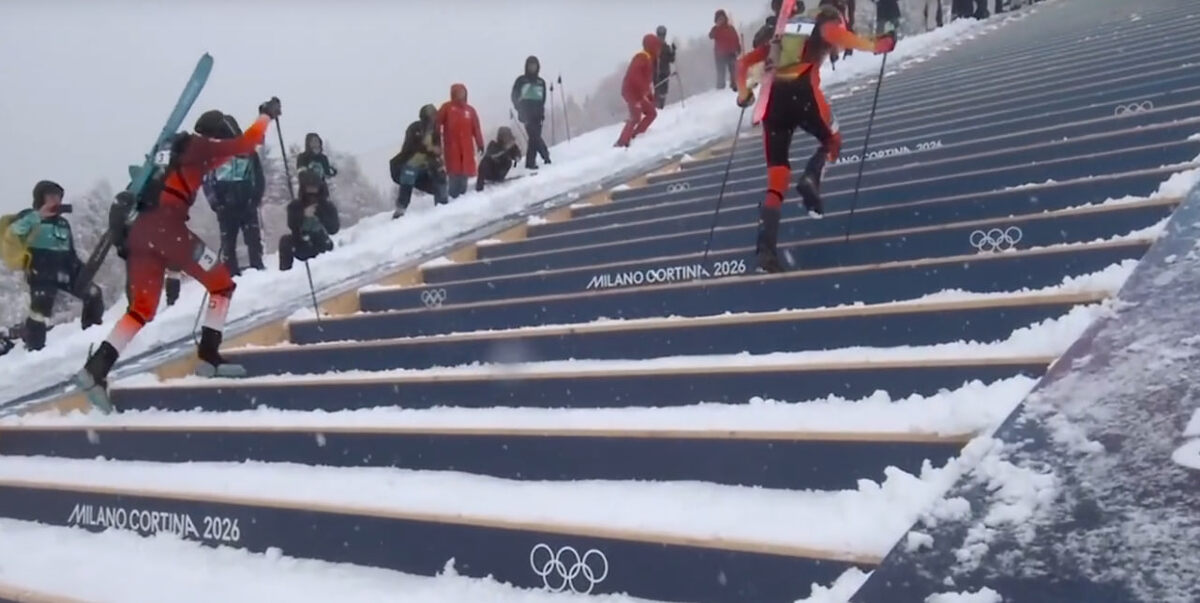 Далее следует преодоления препятствия в виде ступеней, по которым нужно взбираться с лыжными палками. Фото: кадр из трансляции "Окко Спорт"