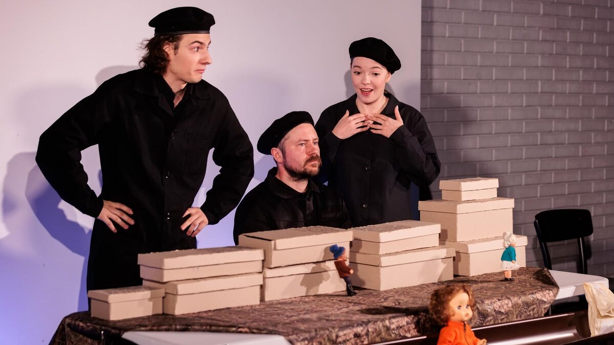 СЦЕНА ИЗ СПЕКТАКЛЯ «КАНАВА». ТЕАТР ТРУДА, МОСКВА. ФОТОГРАФИЯ: НАТАЛЬЯ МУЩИНКИНА / ПРЕДОСТАВЛЕНА ОРГАНИЗАТОРАМИ