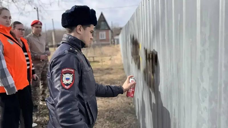    Полицейские совместно с Общественниками закрасили надписи рекламирующие наркотики
