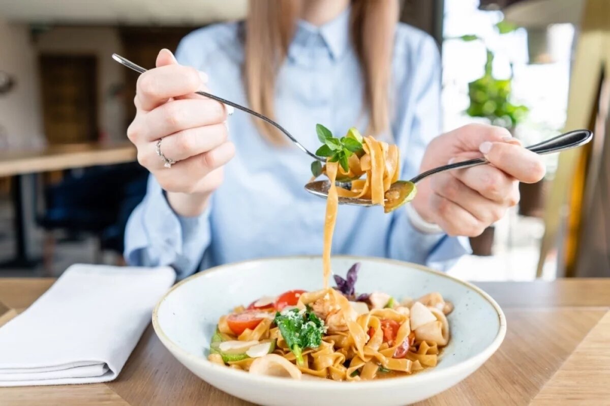    Те, у кого нет диабета или серьезных проблем с углеводным обменом, могут смело включать макароны в рацион 2–3 раза в неделю.