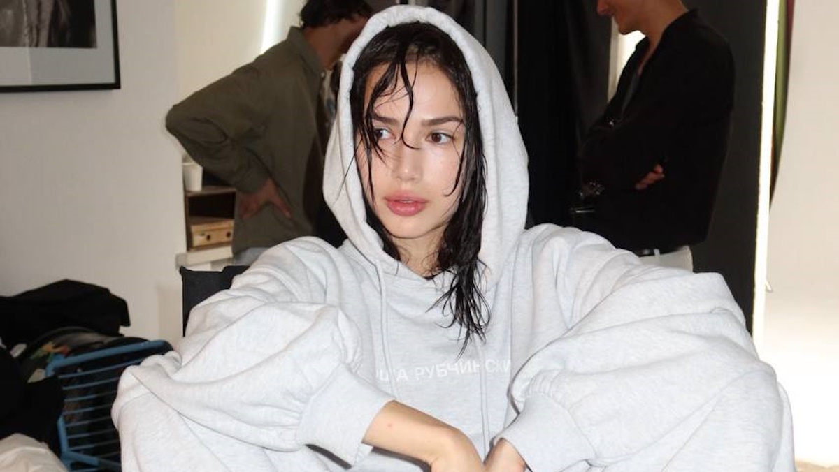    Алина Загитова во время рекламной съемки. Фото: телеграм-канал фигуристки Алины Загитовой