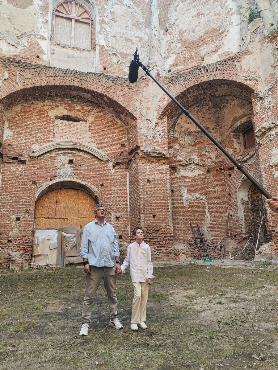 Главный режиссер и его 10-летний сын тоже стали действующими лицами сериала