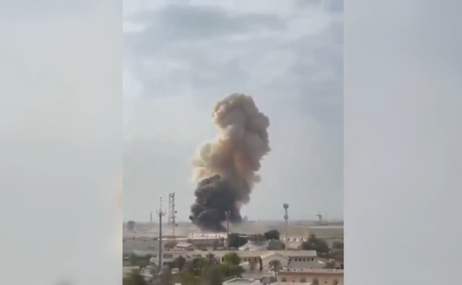    © Afghanistan Primeminister/ X. Дым поднимается от иранских ударов по военным объектам США в Бахрейне