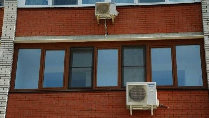 Кондиционер на фасаде многоквартирного дома