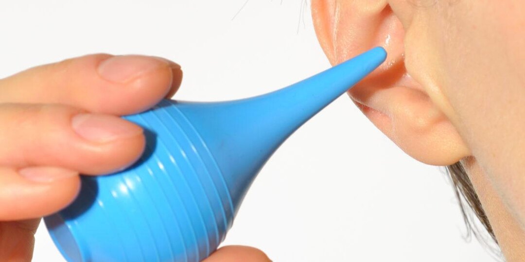 Можно ли продувать ухо спринцовкой?