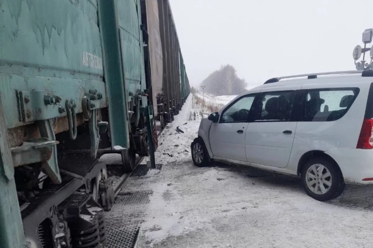    Автомобиль врезался в поезд в Челябинской области