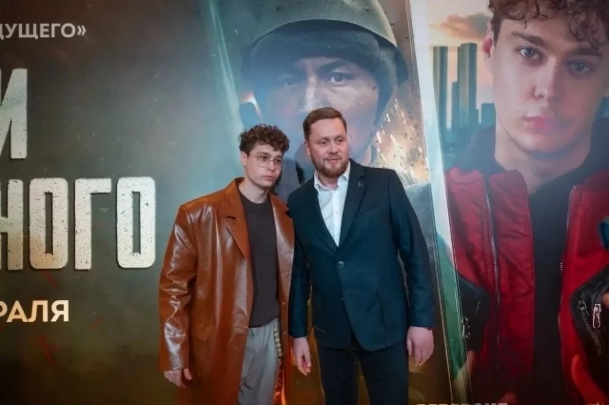    Исполнитель главной роли Михаил Медалин и глава Ржевского муниципального округа Роман Крылов на презентации фильма "Спасти бессмертного".