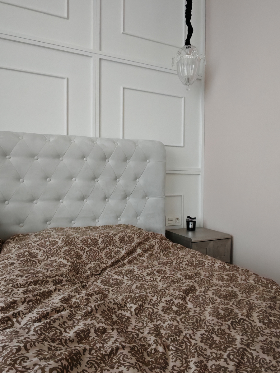 У нас дома семейный комплект с двумя пододеяльниками. Очень удобно, когда каждый спит под своим одеялом. И мы не накрываем заправленную постель покрывалом, нет в этом необходимости, ведь спальня - это сугубо наша с мужем территория. 