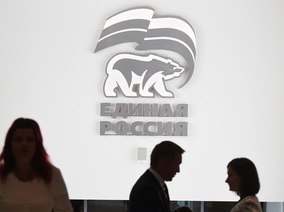    Эмблема партии "Единая Россия" | © РИА Новости / Сергей Пятаков