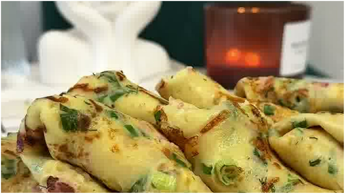 📸 Готовые блины сворачиваем в треугольники.